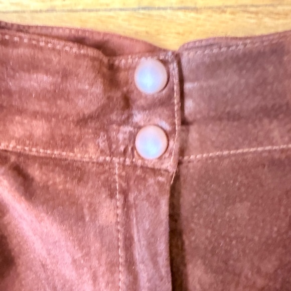 Brown Suede High-Waisted Shorts – Vintage 90s Minimal 🤎🍂 - Picture 4 of 9